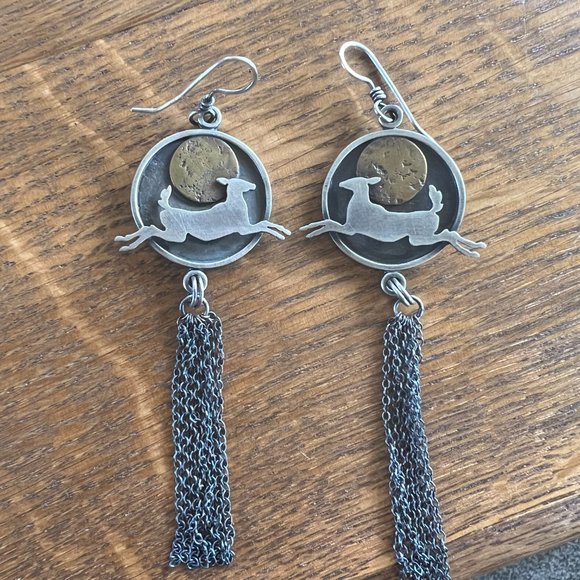 The Noisy Plume Doe Earrings - Picture 1 of 4